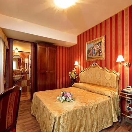 Lux Hotell 3*